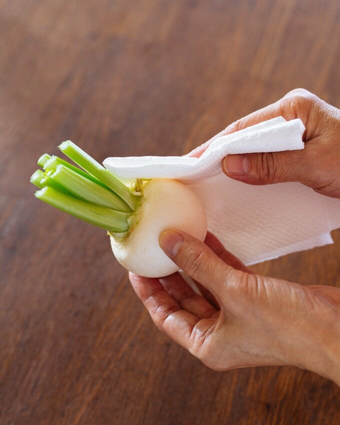 汚れや水気をふき取る