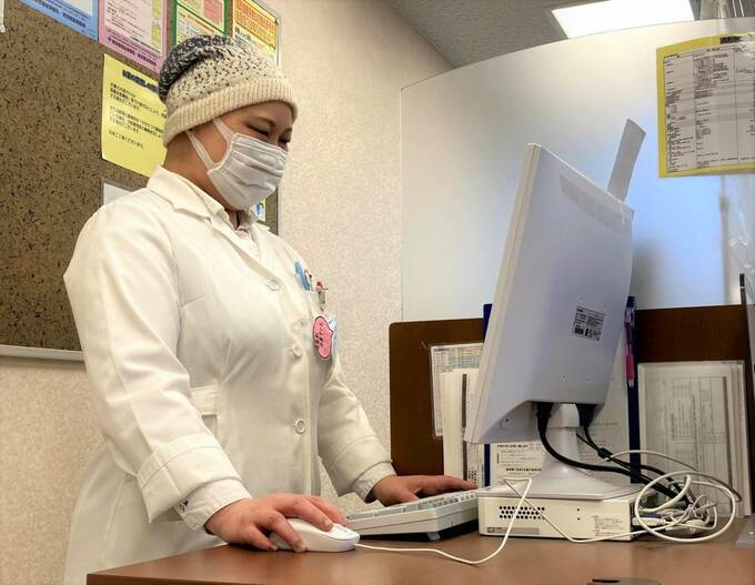 パソコンの前に女性