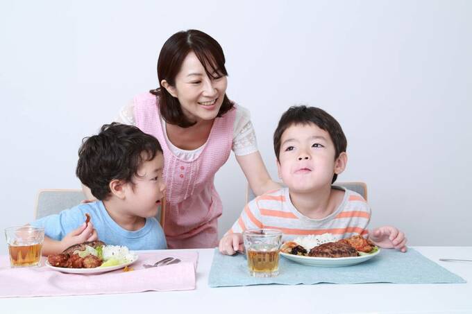 食卓に子ども2人と女性