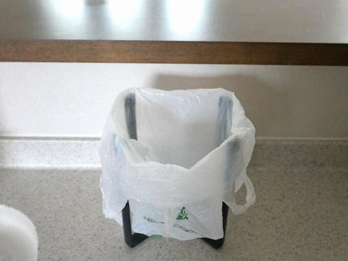 ポリ袋ホルダーにビニール袋を設置した様子