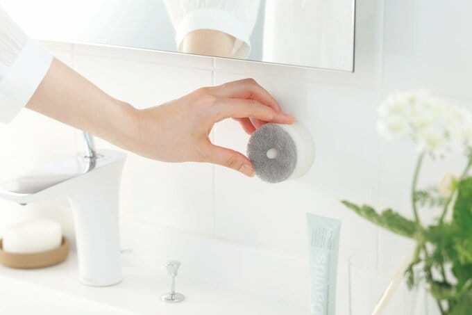 洗面所の壁につけられた吸盤つきスポンジ