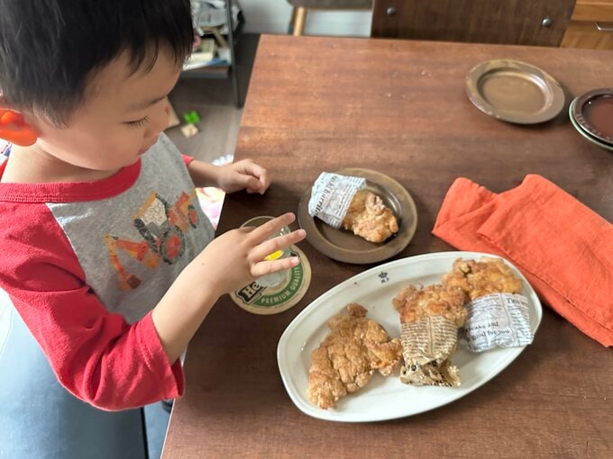 チキンを食べる子ども