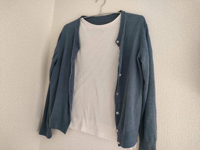ユニクロの薄手インナーと、無印良品のカーディガン