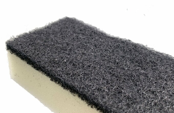 フライパンをスポンジの硬い部分で洗うことは、じつはNG