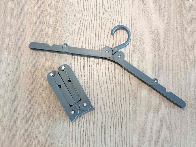 「折りたたみハンガー（2本、A）」（DAISO）