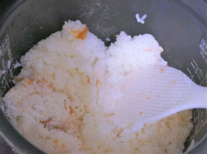 梅干しの種を外して、梅干しの身をほぐすようにお釜の底からかき混ぜる