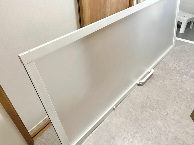 取り外した引き戸タイプの浴室ドア