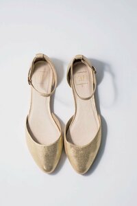 どんなコーデにも合うシンプルデザインのメタリックゴールド