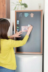 カッティングシートと木口テープで、冷蔵庫を黒板風連絡ボードに