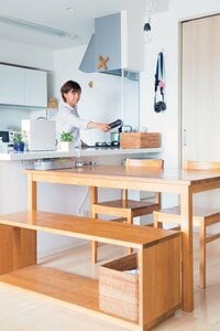 子ども用ベンチは下が収納スペースに