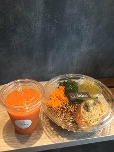 チョップドサラダとコールドプレスジュースでローフードランチを堪能