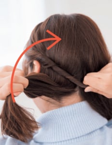 毛束の下にくぐらせる