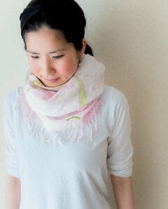 シンプルな白トップスもイメージが一変