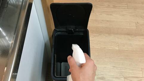 ゴミ箱やゴム手袋のいやなにおいにも。アルコールスプレーの便利な使い方