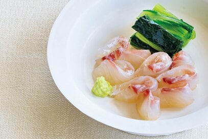 昆布ではさむだけ「鯛と青菜の昆布締め」のつくり方。短時間でもうま味たっぷり：飛田和緒さんのシンプルおせち