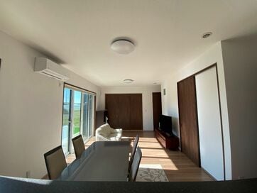 白い壁紙の家にして後悔。アクセントクロスを採用すれば、ラクにおしゃれにできたかも