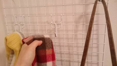 100円グッズで帽子やマフラーを引っかけ収納。簡易棚にも変身