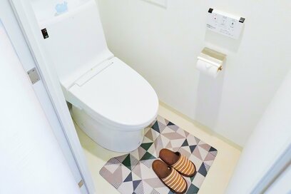 「地震が来たらトイレに逃げる」はもう古い？スリッパが身を守る、日頃からできる対策
