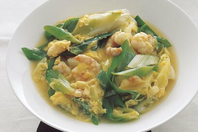 プリプリ食感がたまらない「エビと長ネギの卵とじ」。半熟アツアツでご飯に乗せて食べても美味