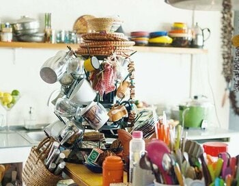 料理家の「ものが多い台所」がすごい。15年かけて集めたお気に入りアイテムで毎日楽しい