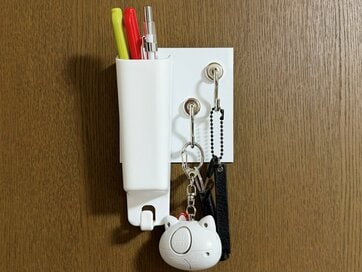 普通の壁に磁石がくっつく！ダイソーの「スチールタイル」でつるす収納が実現