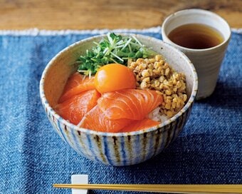 塩漬けサーモンがプリッと絶品。卵黄納豆添えのぜいたく丼