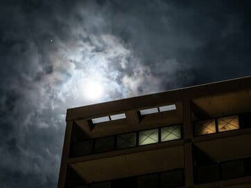 夜中、部屋に立っていた見知らぬ男の人…。ゾッと背筋が寒くなる「読者の恐怖体験」