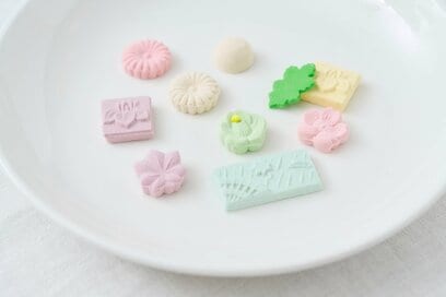 口に入れた瞬間ホロっと溶ける「和三盆」を実食。年末年始の手土産にもぴったりな和菓子