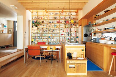 【注文住宅事例】3層吹き抜けの壁一面に造り付けた「本棚」が主役の家