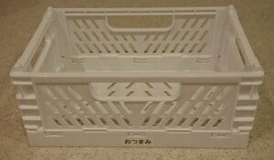 用意するのは100均のコンテナボックスです。