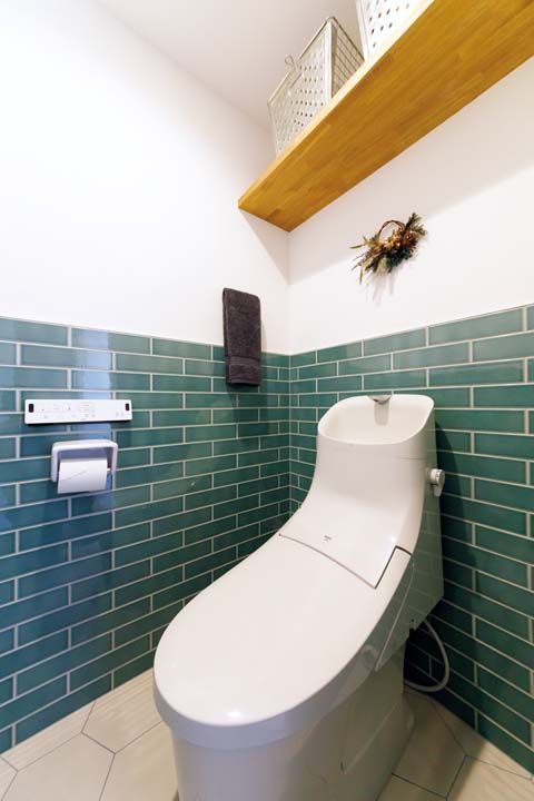 タイルと珪藻土で壁を仕上げたトイレ