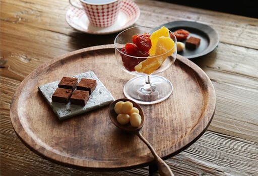 フィンガースイーツを盛り付けた「ヴィンテージ風三脚トレイ」