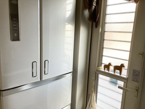 冷蔵庫に勝手口から差す日が当たる