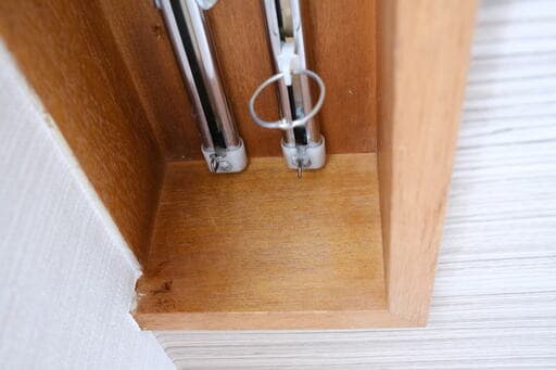 カーテンレールランナー穴にカードリングを通す