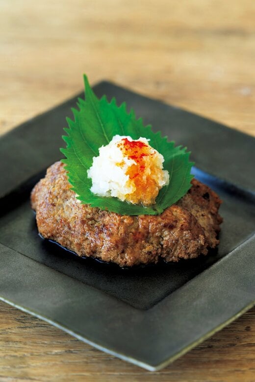 黒いお皿に盛られたおろしのせハンバーグ