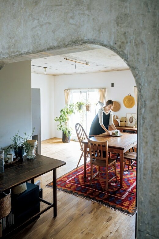 テーブルにものを置く女性