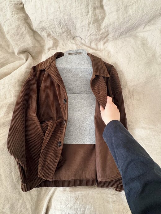 除湿シートをつけたハンガーに服をかけている様子