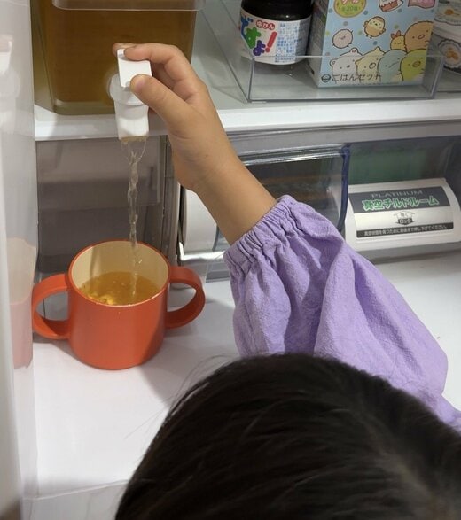 家族がお茶を注ぐ様子