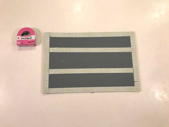 裏に両面テープをはる