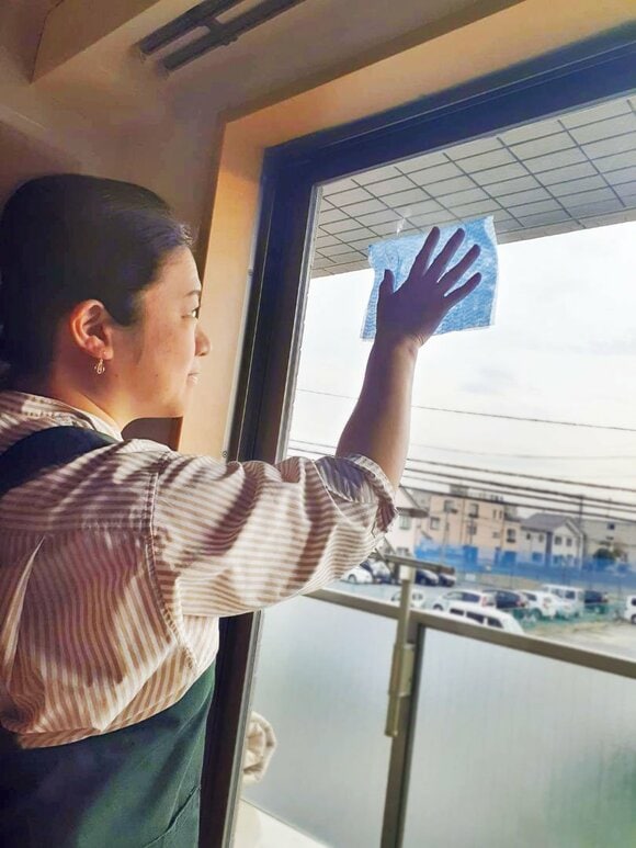 窓ふきをする女性