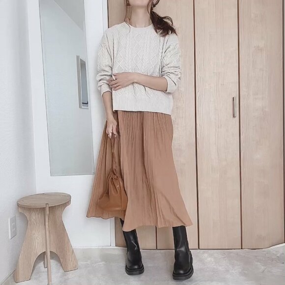 ワンピースの上にリボンセーターを重ねたコーデ