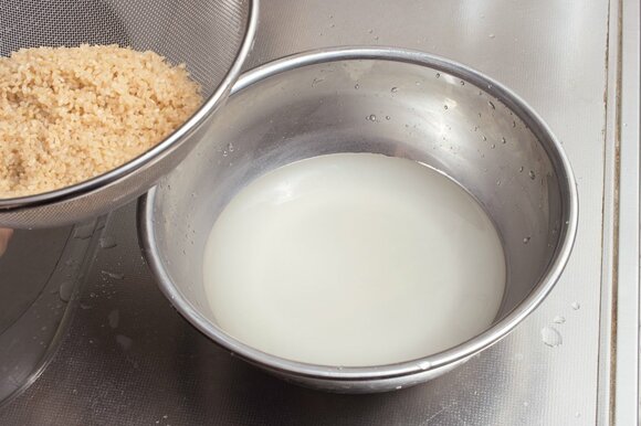 濁った水を素早く捨てる