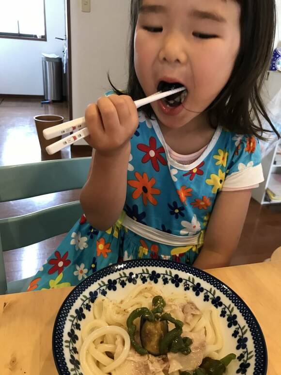ナスを食べる女の子の画像
