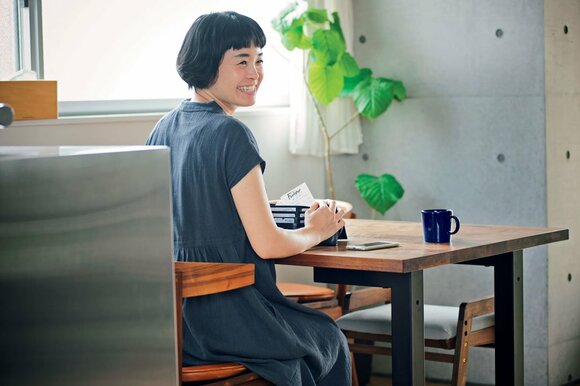 座った女性右斜め後ろからの写真