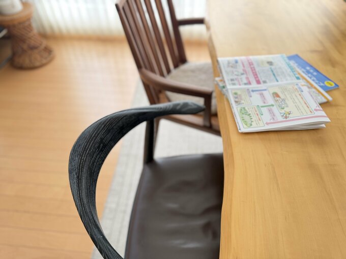 リビングテーブルにハザードマップなどが置いてある
