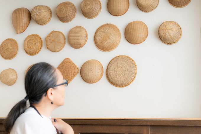 壁のカゴを見つめる大庭先生