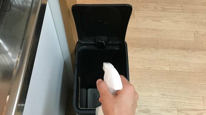 ゴミ箱にスプレー