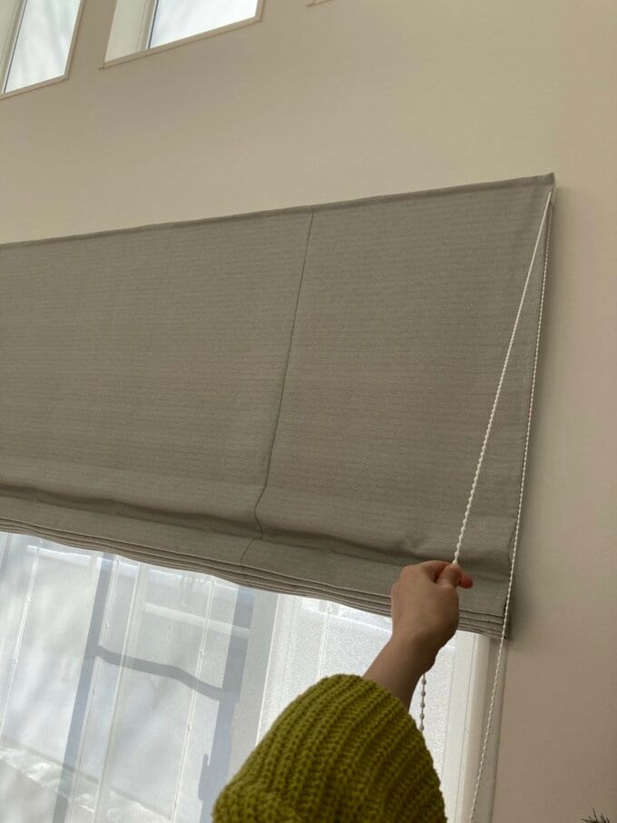 リビングのシェードカーテンを上げるところ
