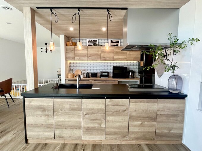 リビング側から見たキッチンの様子