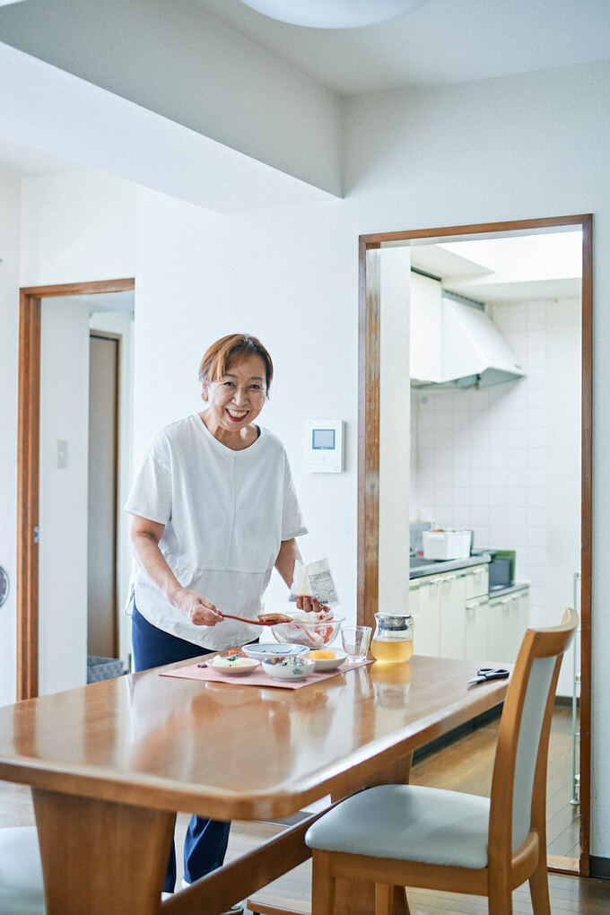 リビングに立つ女性